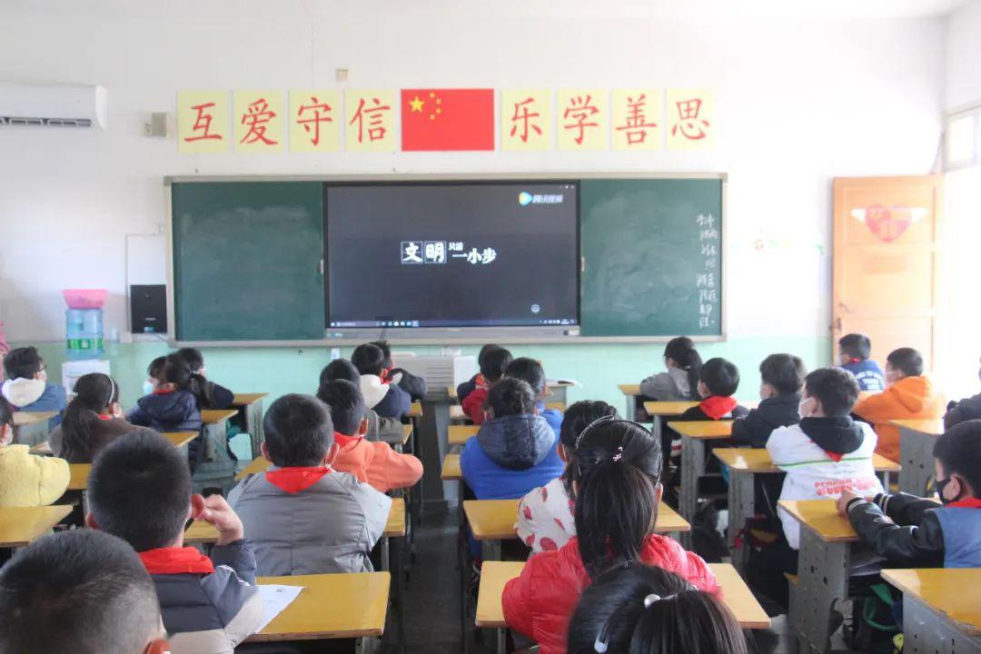 丈夫背妻子登泰山被拍，妻子：他是个有责任心的人